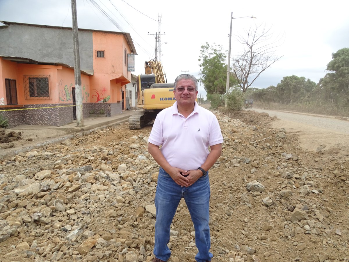 Prefectura del Guayas y GAD Lomas inician asfaltado en calle 7 de Lomas