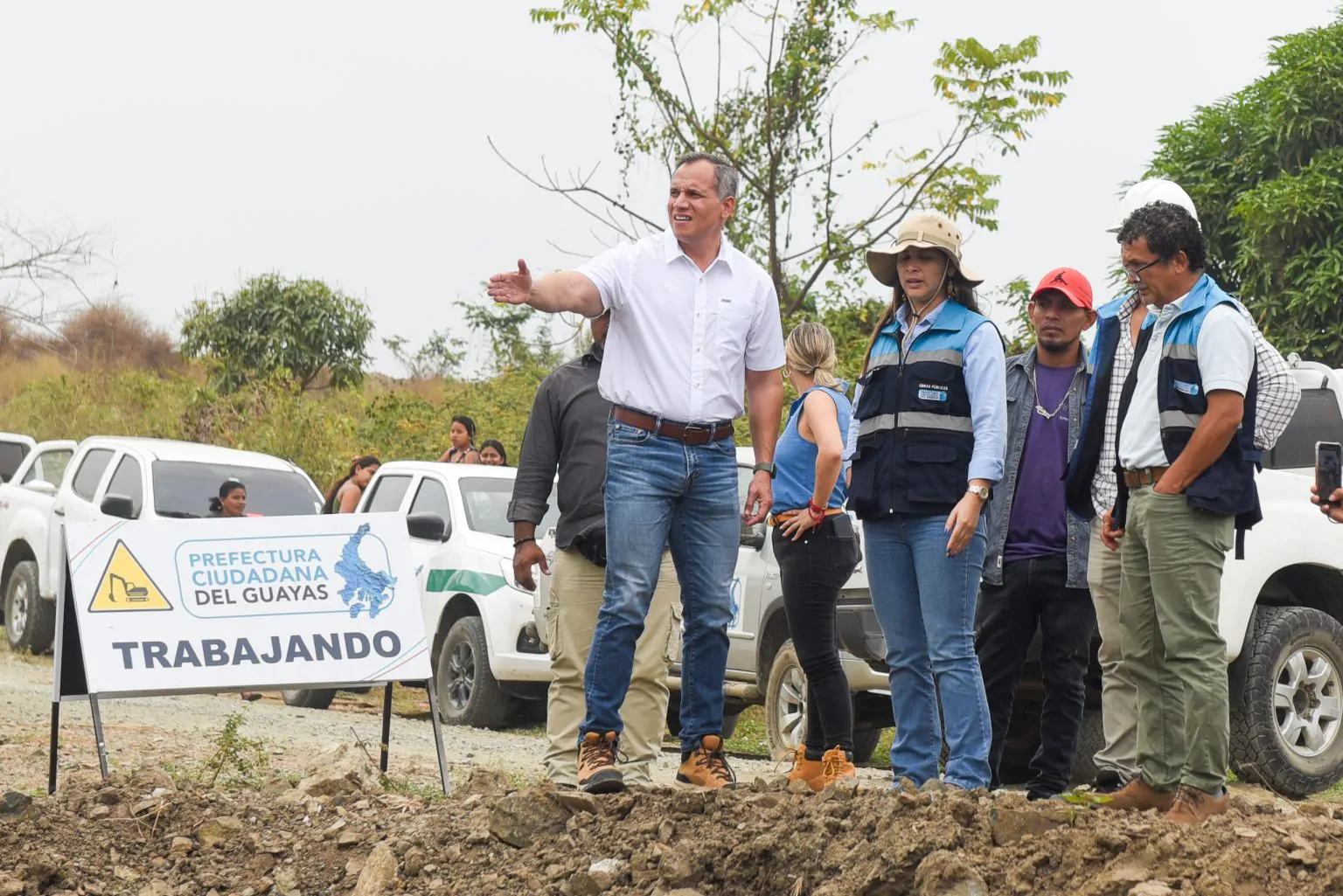Prefectura del Guayas acelera limpieza del estero Loco en Lomas de Sargentillo