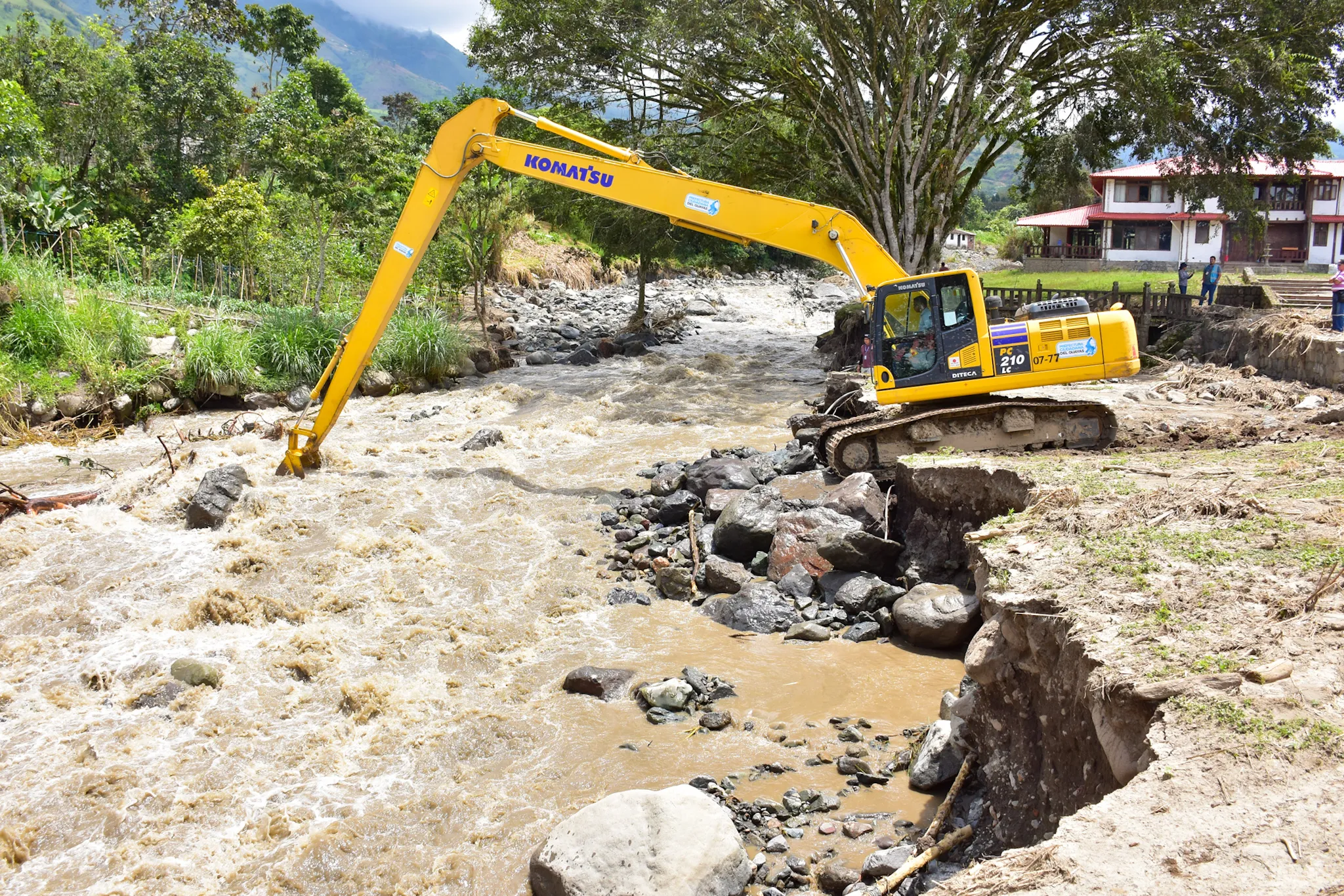 Prefectura del Guayas envía maquinaria a Pallatanga para mitigar emergencias por lluvias
