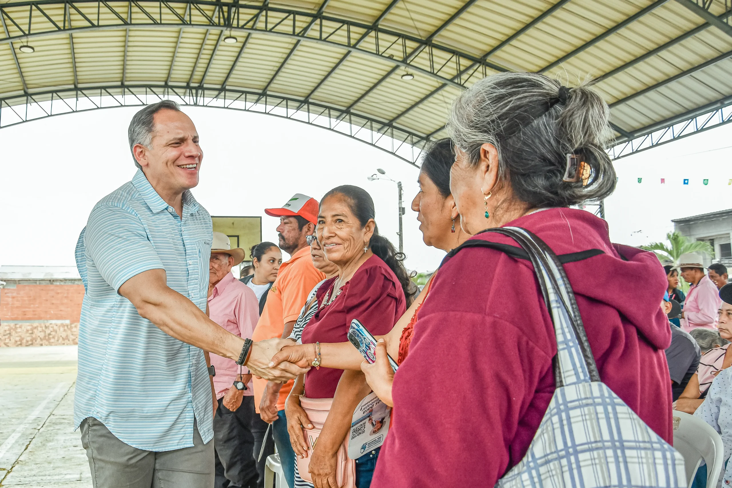 Viceprefectura entrega 350 kits ganaderos gratis en Lomas de Sargentillo