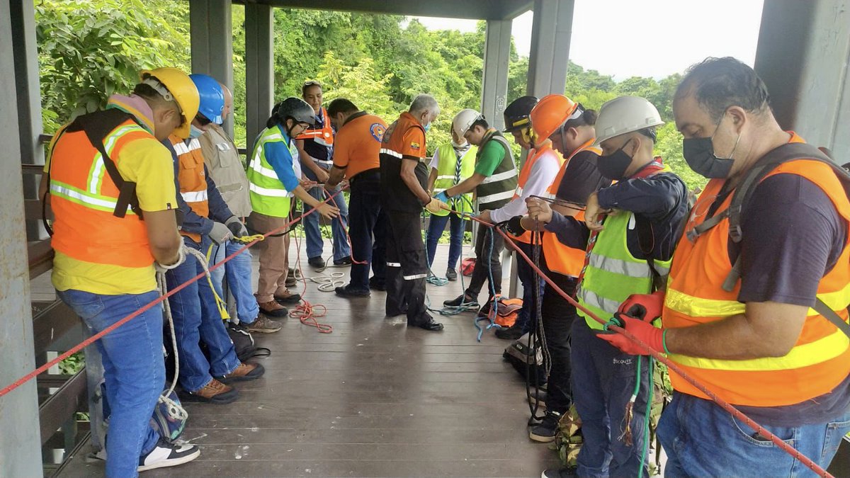 Voluntarios de Protección del Guayas entrenan en cabuyería y primeros auxilios