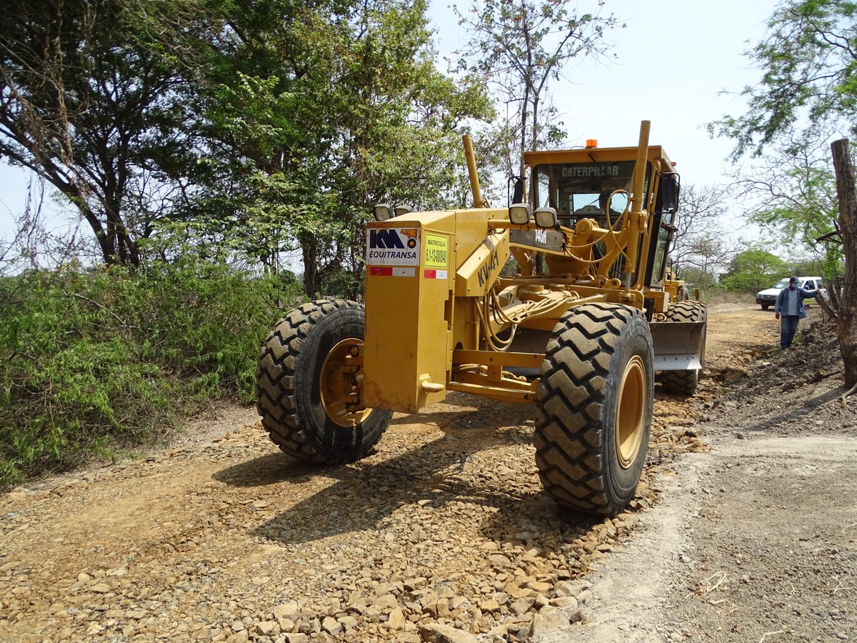 Mantenimiento de camino vecinal en Caña Brava avanza con material pétreo