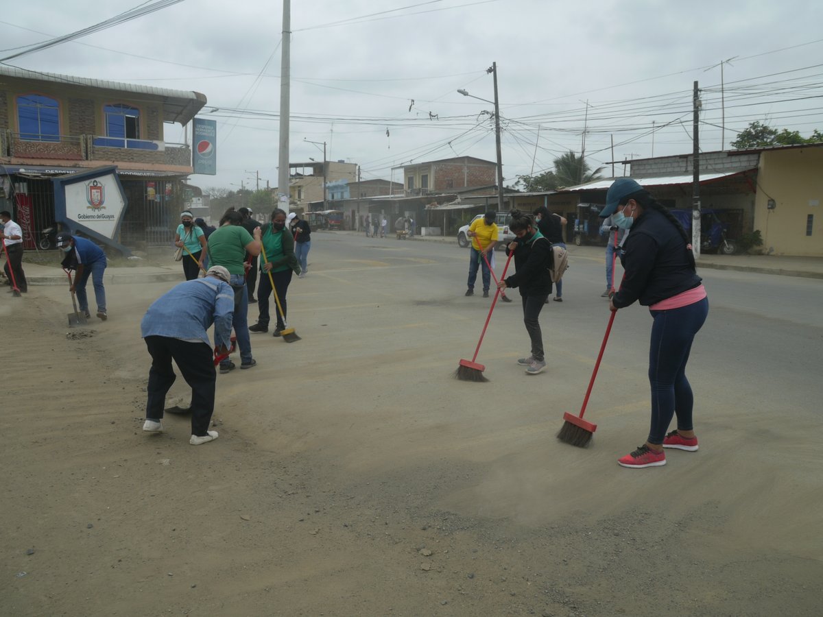 Minga de limpieza ordenó calles del sector Bellavista en Lomas de Sargentillo