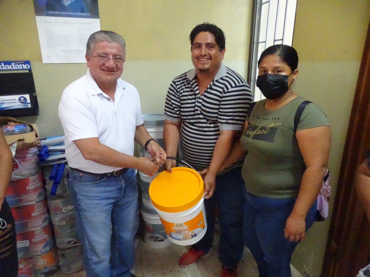 Municipio de Lomas de Sargentillo entrega materiales para mantener escuelas en Las Cañas