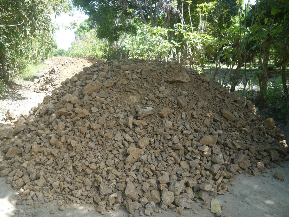Relleno pétreo mejora el acceso al Corozal en Lomas de Sargentillo