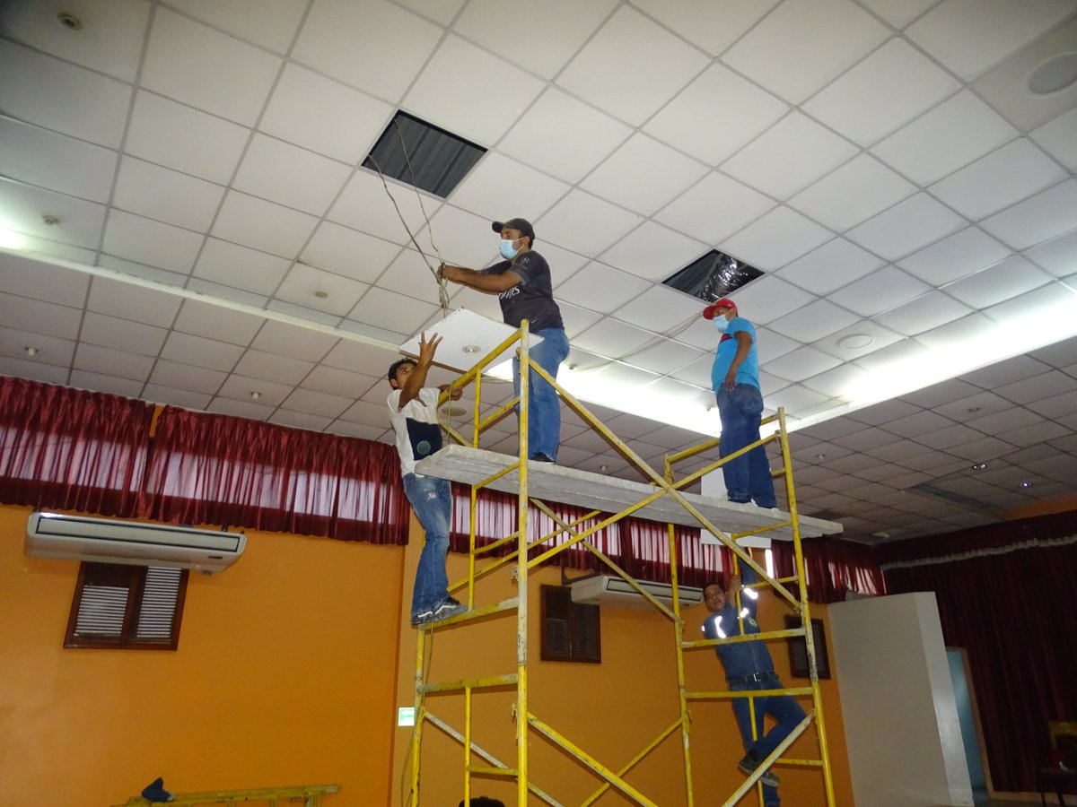 Lomas de Sargentillo renueva luminarias y techo del auditorio municipal