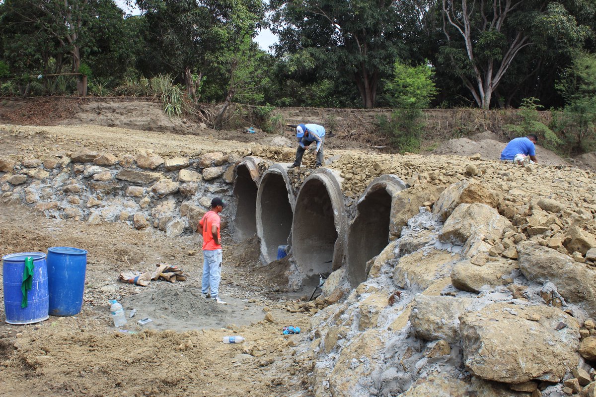 Municipio de Lomas de Sargentillo instala tuberías en río Bachillero