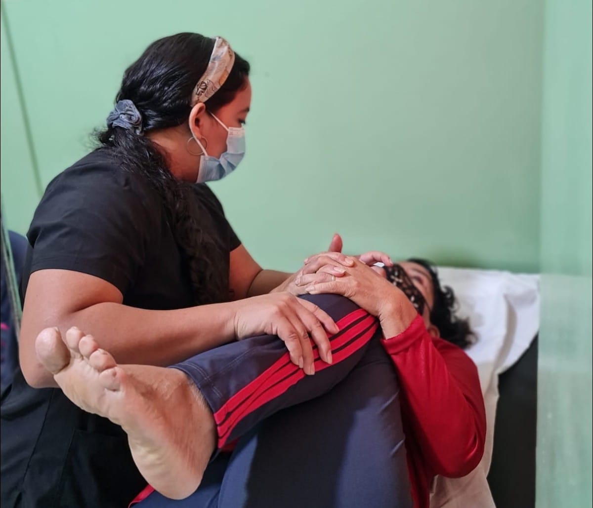 Brigada de fisioterapia gratuita atendió a vecinos en Lomas de Sargentillo
